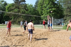 Спортивные соревнования на пляже в Серебряном бору